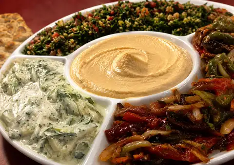 صينية سلطات وتغميسات مع خبز تنور